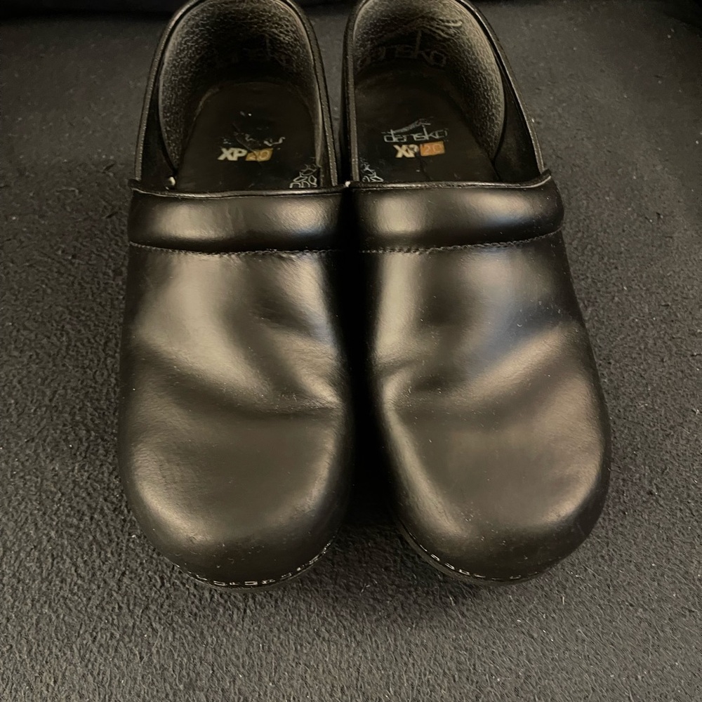 Dankso size 41 solid black clogs